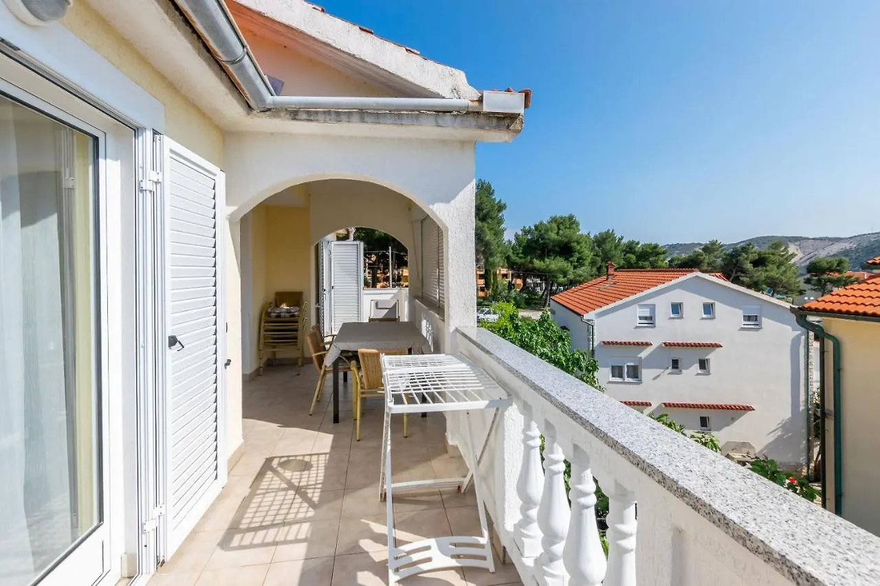 Apartments Miranda Lopar