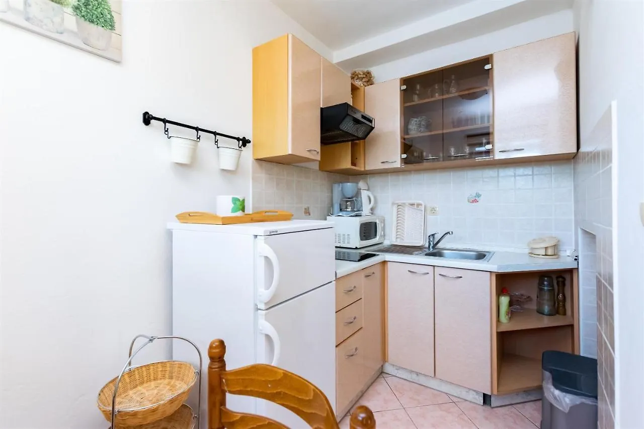 Apartments Miranda Lopar