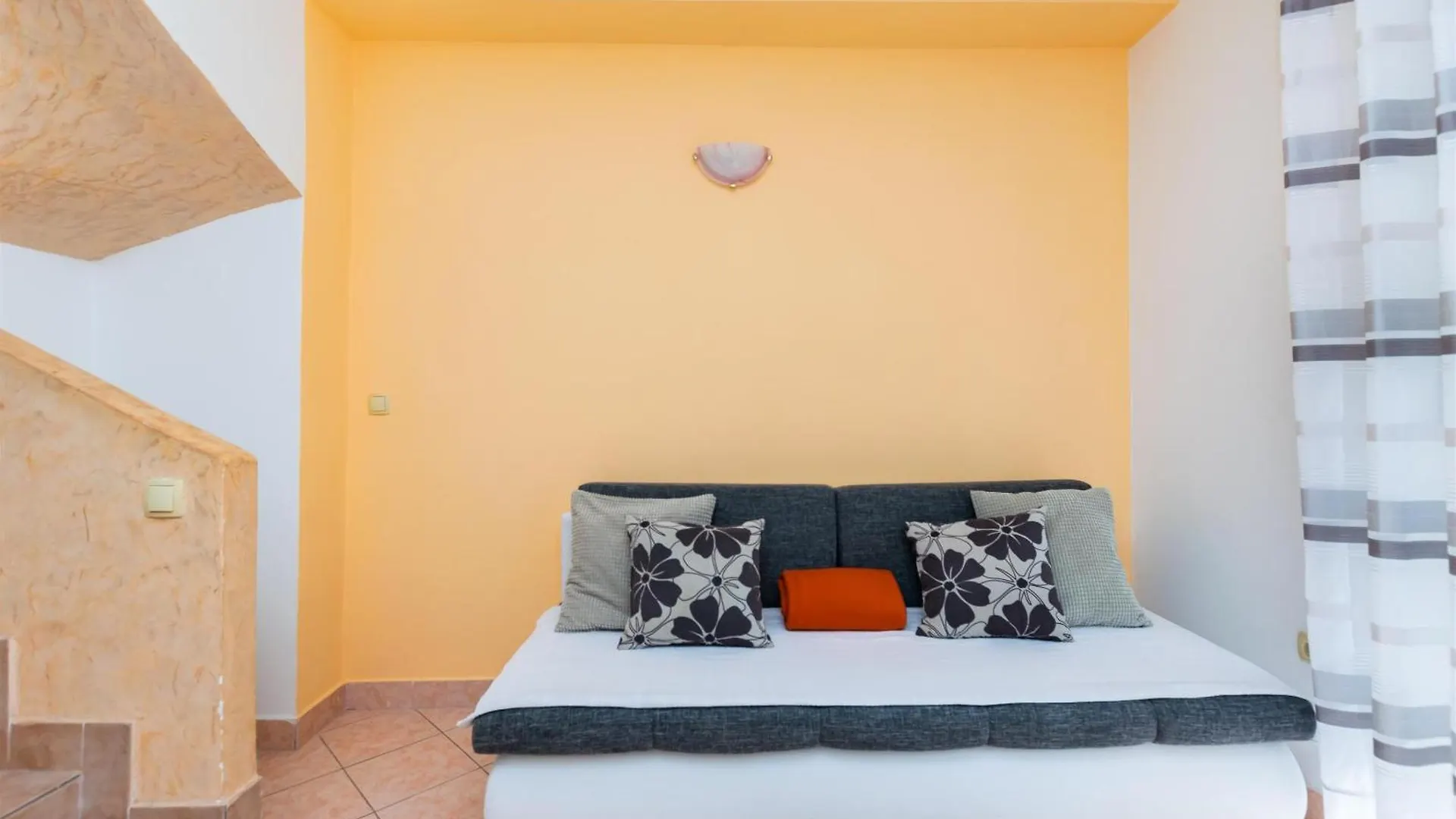 Apartments Miranda Lopar